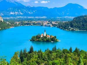Qué ver en el Lago Bled|Iglesia del Lago Bled. Qué ver en el Lago Bled|Castillo Bled. Qué visitar en el Lago Bled|Baño en el Lago Bled. Qué hacer en el Lago Bled|Mirador Ojstrica. Qué ver en el Lago Bled|Senderismo en el Lago Bled. Qué hacer en el Lago Bled|Cómo llegar al Lago Bled|Dónde aparcar en el Lago Bled