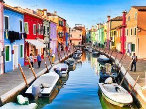 Qué ver en Burano|Canales de Burano|Tre Ponti. Qué ver en Burano|Vía Baldassare Galuppi. Calle que ver en Burano|Iglesia San Martino Vescovo. Qué ver en Burano|Casas de Burano|Vía Baldassare Galuppi. Qué visitar en Burano|Casas de Burano|Canales que ver en Burano|Canales que ver en Burano||Fotos de Burano|Fotos de Burano|Fotos de Burano|Fotos de Burano|Canales que ver en Burano|Calles de Burano
