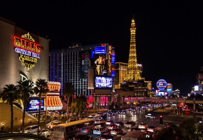 Las Vegas de noche. Como ir de Los Ángeles a Las Vegas.