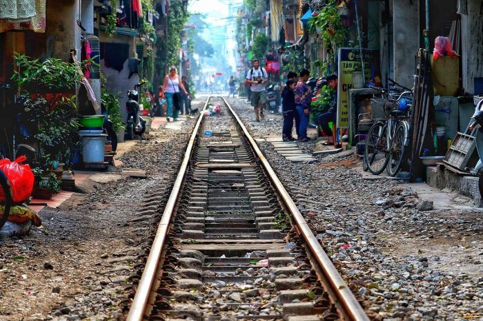 Vía tren por calle Hanoi. Donde alojarse en Hanoi