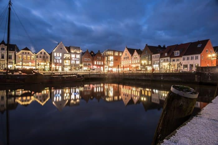 Husum de noche. Que visitar cerca de Hamburgo
