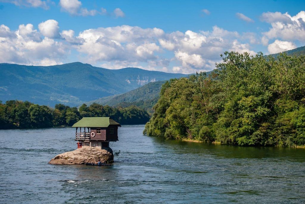 Casa en el río Drina. Seguro de viaje Serbia