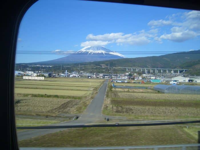Tren Shinkansen. Un lugar original desde donde ver el monte Fuji. Tren Shinkansen. Un lugar original desde donde ver el monte Fuji.