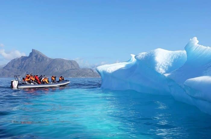 Paseo en barca. Seguro de viaje para Groenlandia Paseo en barca. Seguro de viaje para Groenlandia