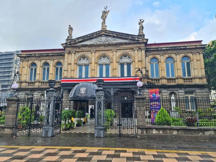 Teatro Nacional. Dónde alojarse en San José