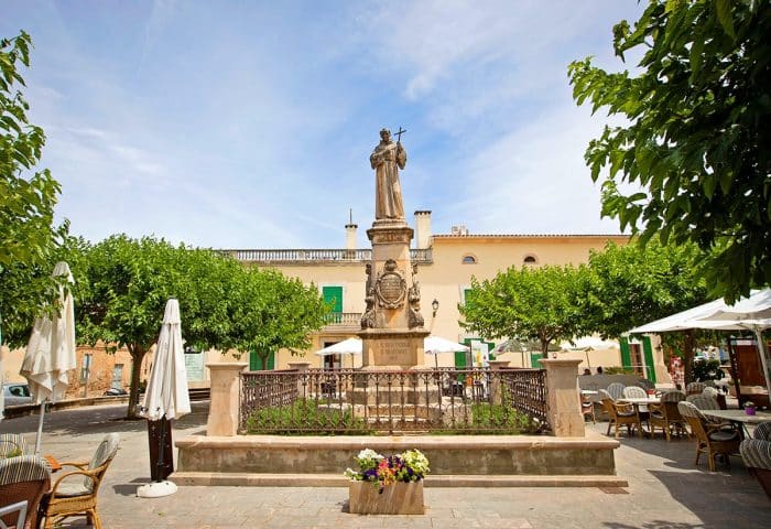 Plaza del Padre Serra. Visitas que hacer en Petra, Mallorca