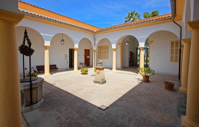 Escoles velles. Qué ver en Petra de Mallorca