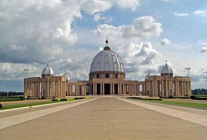 Basílica de Nuestra Señora de la Paz, Yamoussoukro. Seguro de viaje a Costa de Marfil Basílica de Nuestra Señora de la Paz, Yamoussoukro. Seguro de viaje a Costa de Marfil
