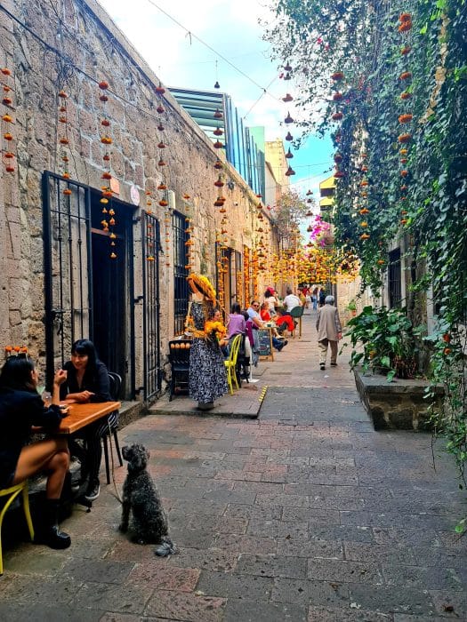 Callejón del romance, el rincón más romántico que visitar en Morelia