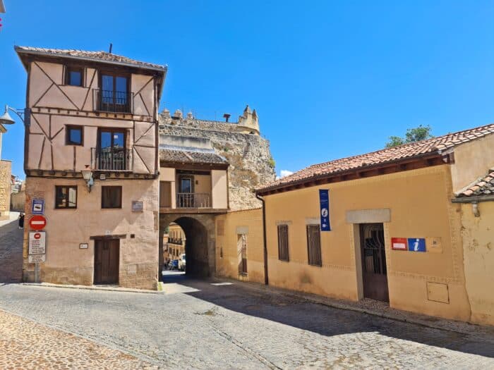 Puerta de San Andrés, Barrio Judío. Dónde dormir en Segovia