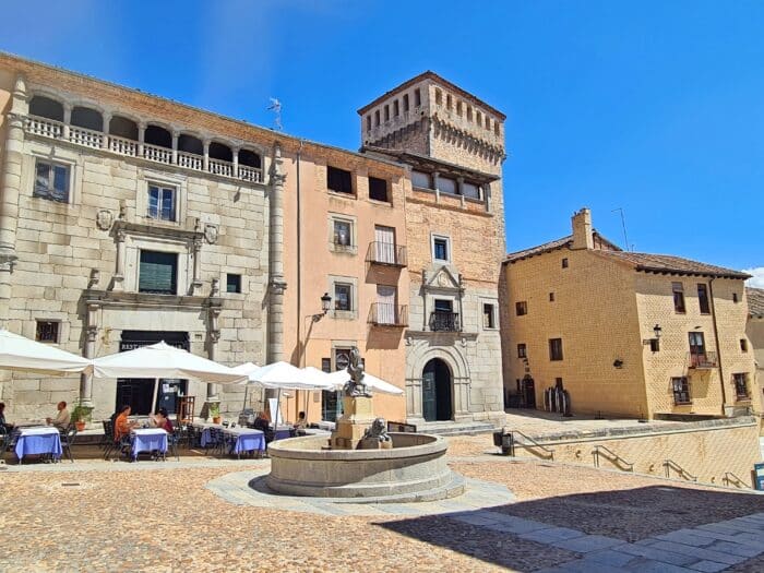 Plazuela San Martín, centro histórico de Segovia. Dónde dormir en Segovia