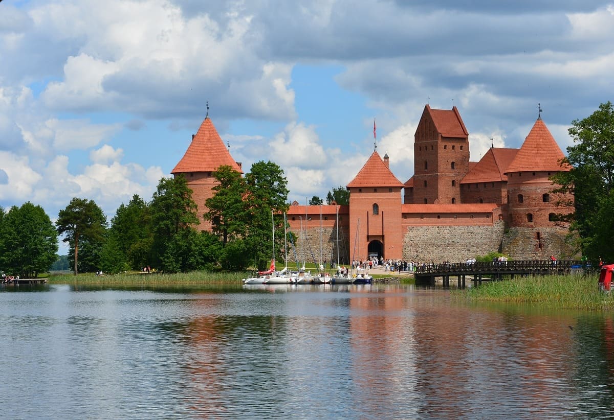 Castillo-isla de Trakai. Mejores seguros de viaje a Lituania