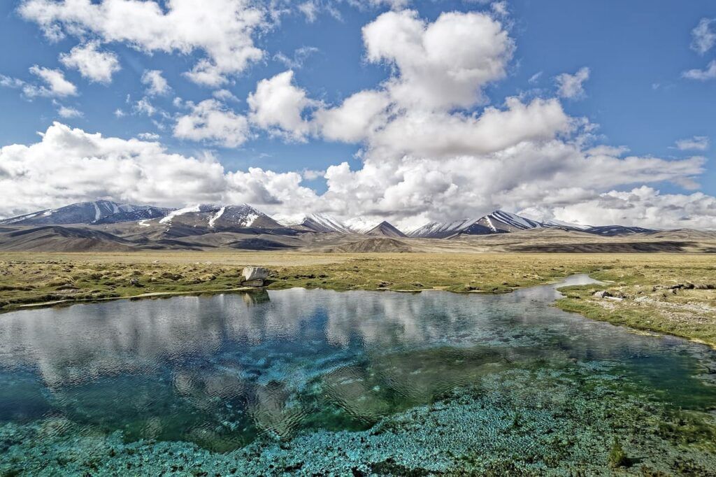 Lago y montañas. Mejores seguros de viaje a Tayikistán