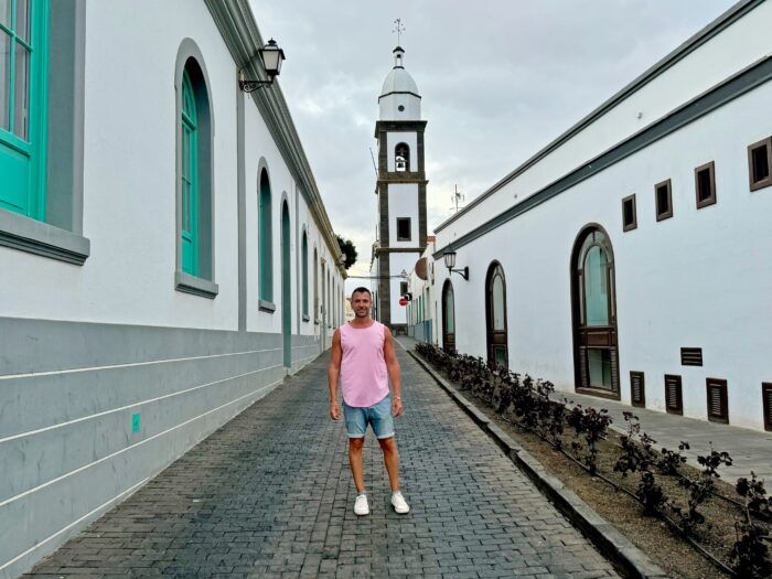 Calle Manuel Miranda y Parroquia de San Ginés. Qué ver en Arrecife