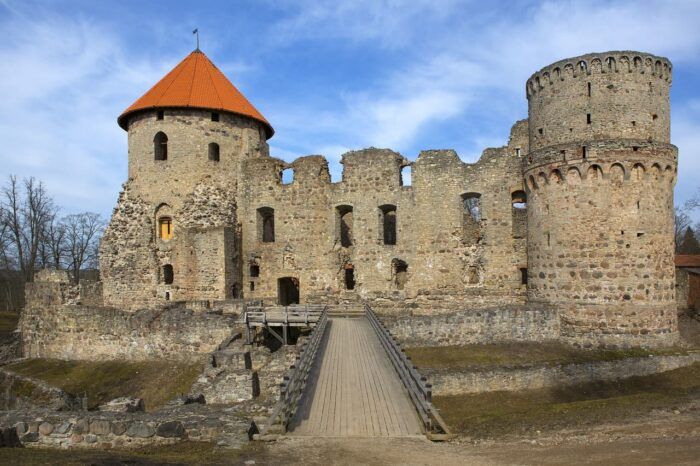 Castillo medieval Cesis. Seguro de viaje Letonia Castillo medieval Cesis. Seguro de viaje Letonia