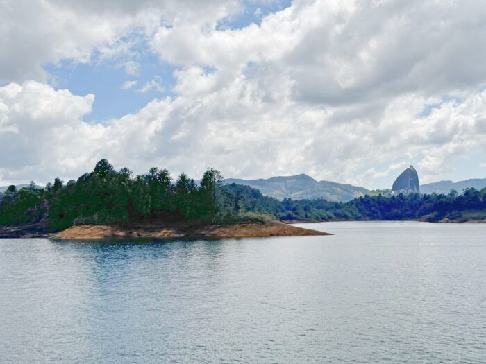 Vistas desde una embarcación del embalse. Qué hacer en Guatapé