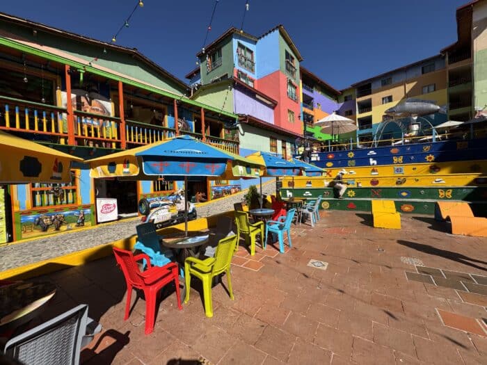 Plazoleta de los zócalos. Qué visitar en Guatapé