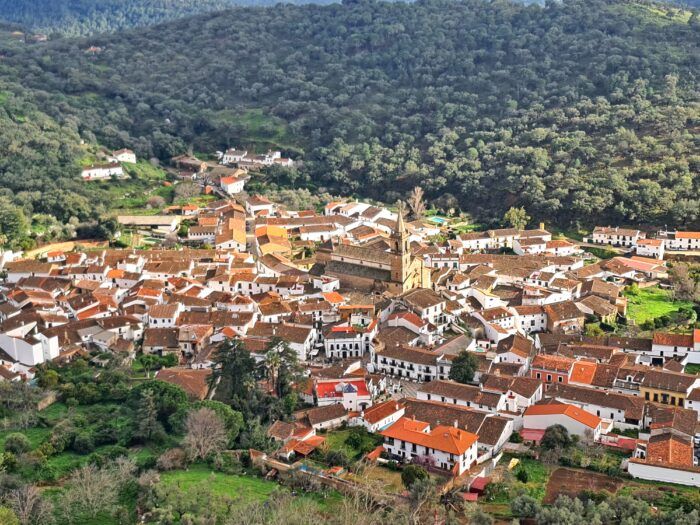 Vistas de Alájar desde la Peña Arias Montano
