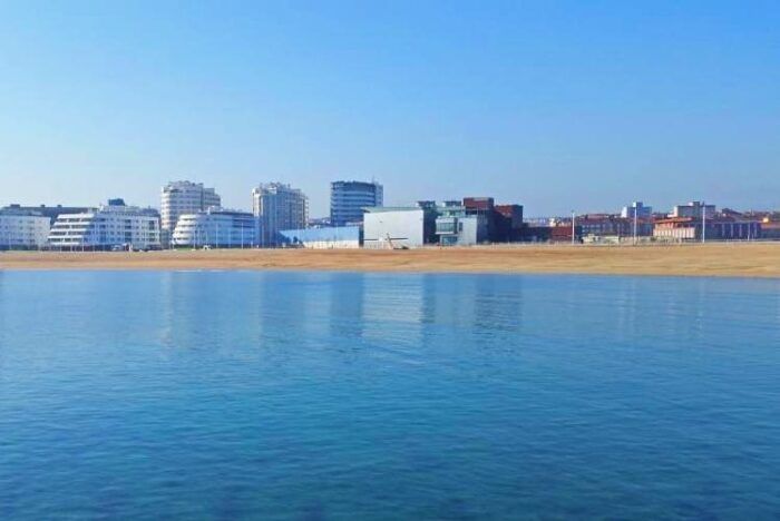 Playa de Poniente. Dónde dormir en Gijón