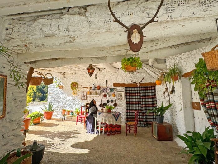 Representación tradicional de un hogar. Qué visitar en Trevélez