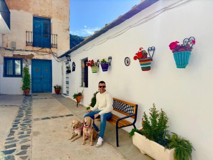 Calles con macetas. Qué visitar en Trevélez
