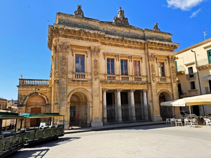 Teatro Comunal Tina di Lorenzo. Qué visitar en Noto