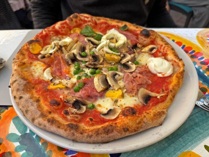 Pizza de un restaurante de Taormina