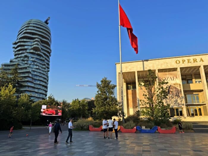 Plaza Skanderbeg. Dónde dormir en Tirana