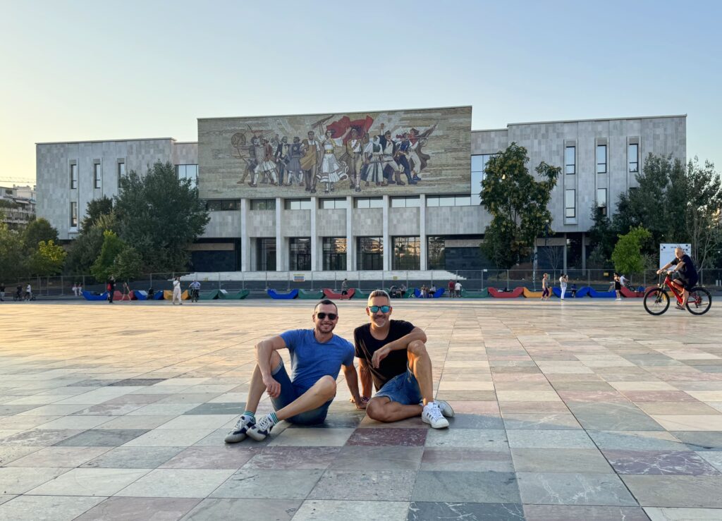 Plaza Skanderbeg. Dónde alojarse en Tirana