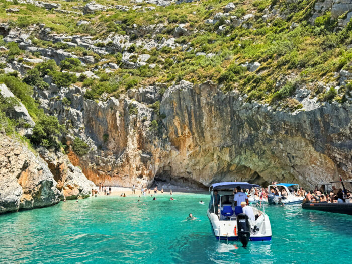 Excursión en barco. Qué hacer en Himare